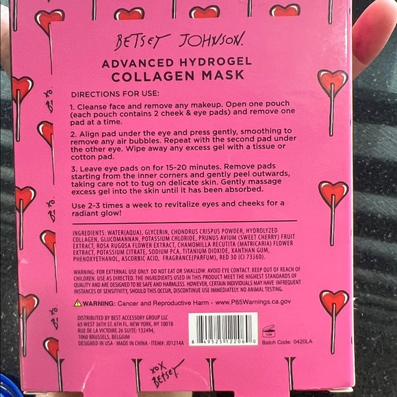 Betsey Johnson Earring, Facial wipes and eye/cheek mask - Picture 4 of 7